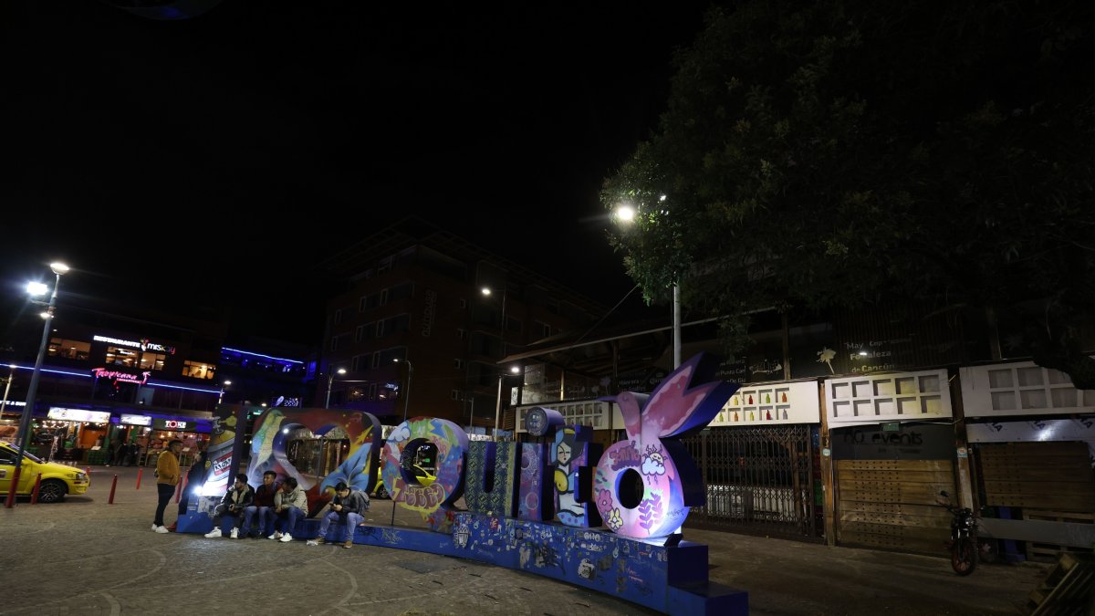 La actividad nocturna característica de La Mariscal poco a poco va tomando vida. Sin embarhgo, en los alrededores de la Plaza Foch las calles están vacías y con locales cerrados.