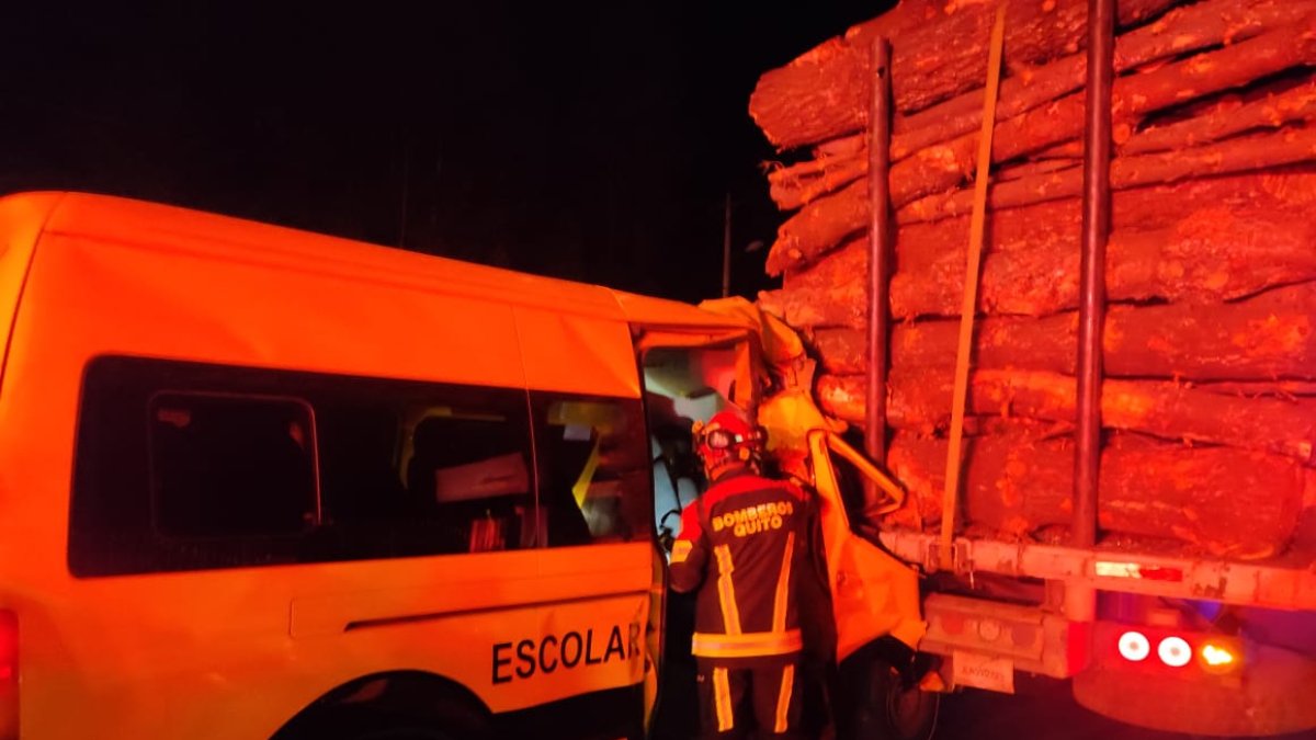 El siniestro de tránsito en Pintag involucra a una furgoneta escolar y un tráiler
