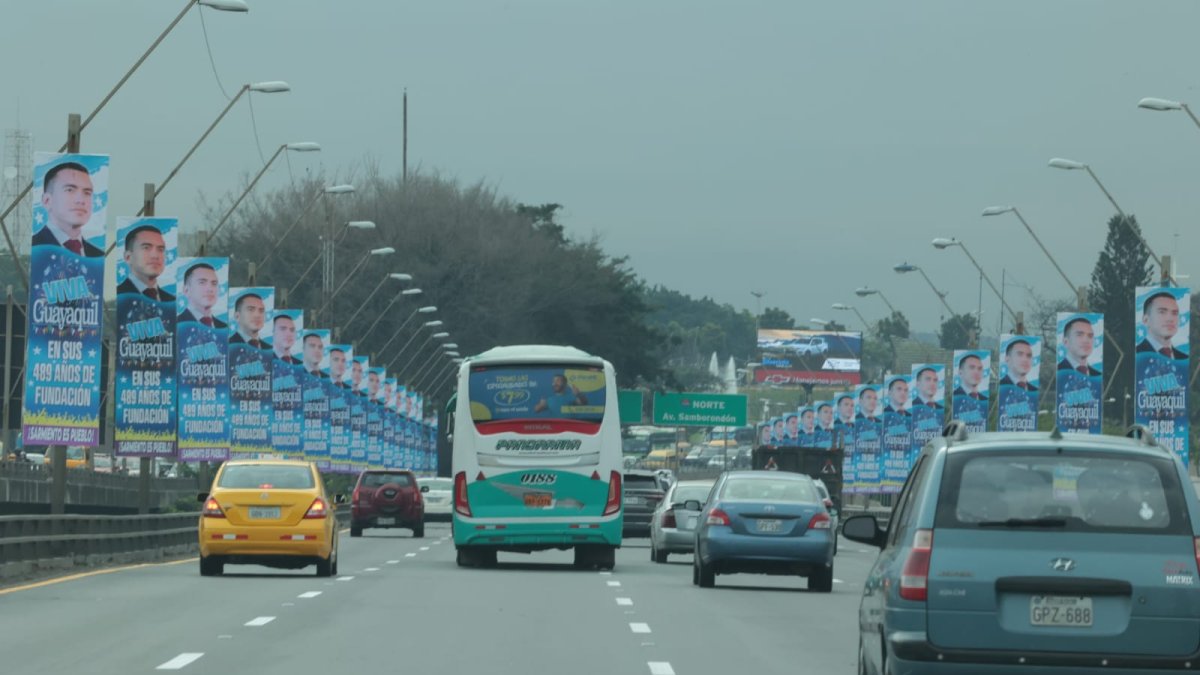 El puente de la Unidad Nacional amaneció abarrotado con publicidad con el rostro del presidente Daniel Noboa.