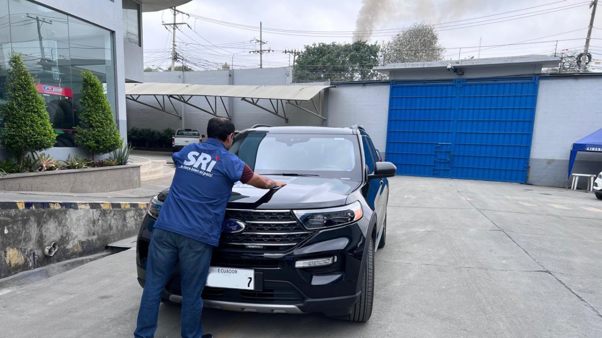 El SRI confirmó el embrago de autos por deudas tributarias.