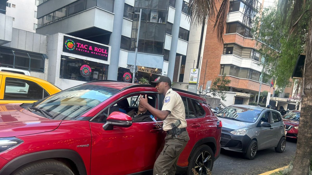 La Policía socializó con los conductores los tips de seguridad para evitar el robo de vehículos en Quito.