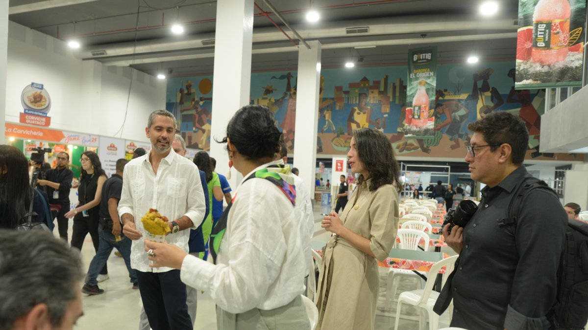 El concejal Raúl Chávez estuvo presente en la Feria Raíces.