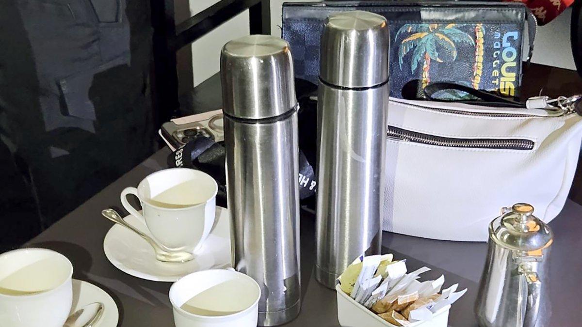 las tazas y vasos donde se encontraron restos de cianuro en la habitación del hotel de Bangkok.
