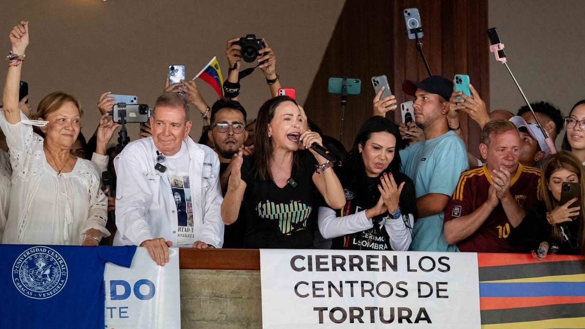 La líder opositora María Corina Machado (c) habla en un acto de campaña del candidato a la presidencia de Venezuela, Edmundo González Urrutia (c-i).