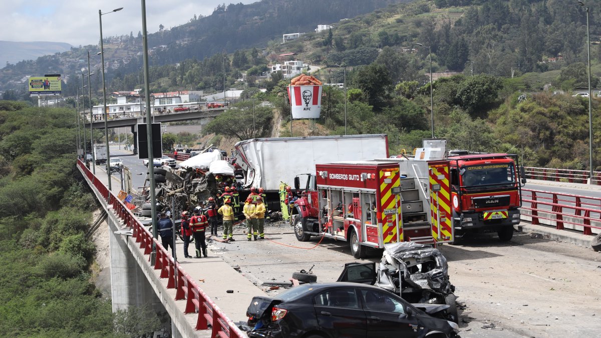 Pedazos de los vehículos afectados quedaron sobre el puente, tras el choque múltiple en la Ruta Viva.