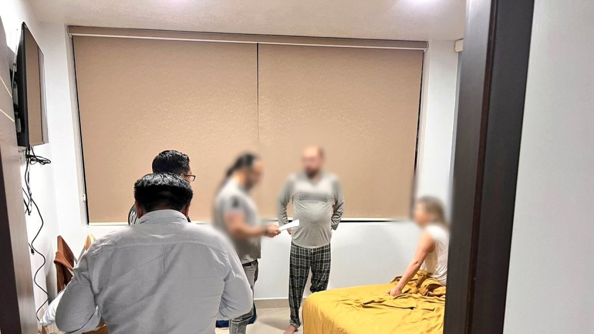 Uno de los exfuncionatios investigados por posible concusión es informado por la Policía sobre el allanamiento de este 25 de julio de 2024.