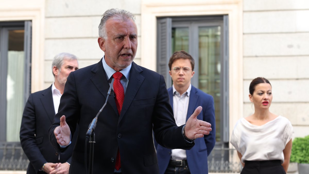 El ministro Ángel Víctor Torres, hace una declaración junto al presidente de Canarias, Fernando Clavijo (i), el portavoz de Sumar, Íñigo Errejón, y la ministra de Juventud e Infancia, Sira Rego.