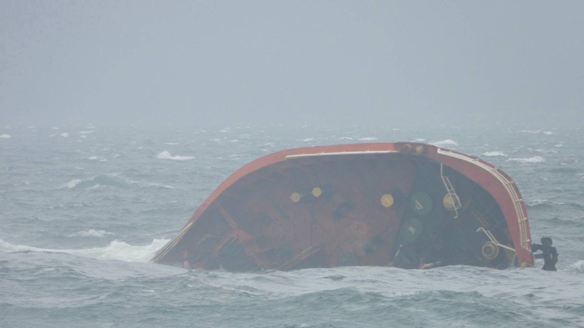El buque cisterna MT Terra Nova, cargado con 1,4 millones de litros de combustible, antes de hundirse en la bahía de Manila.