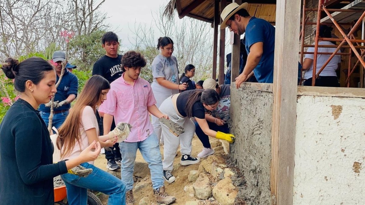 Portoviejo. Alumnos de Arquitectura realizan revestimento.