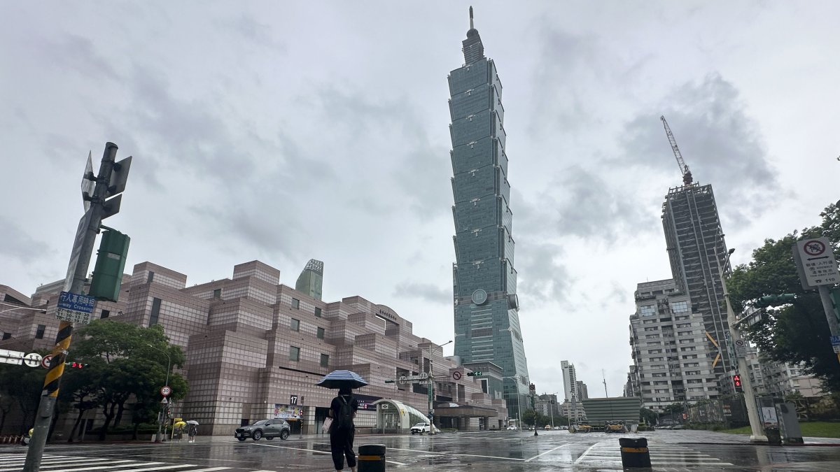 Vistas del centro de Taipéi tras el paso del tifón Gaemi, que tocó tierra en la costa este de Taiwán el miércoles por la noche.