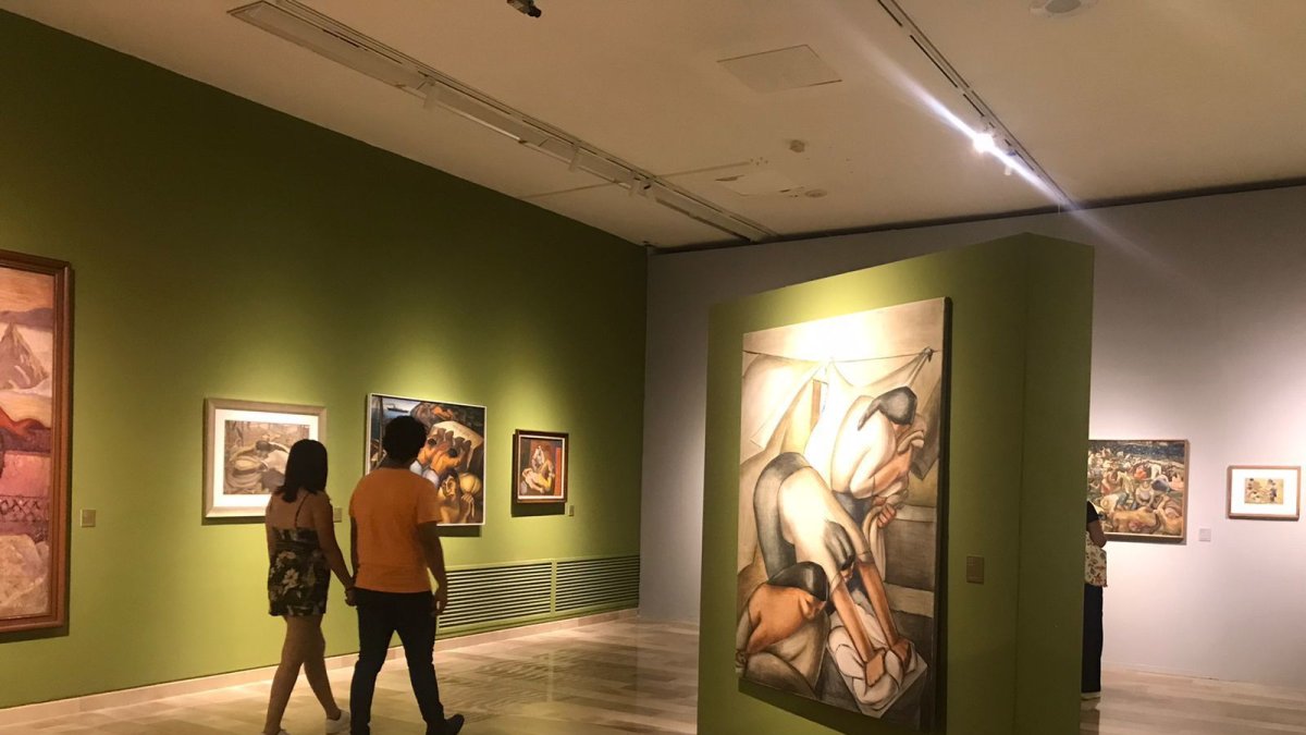 Interesados en el arte visitan la exposición que estará disponible hasta febrero.
