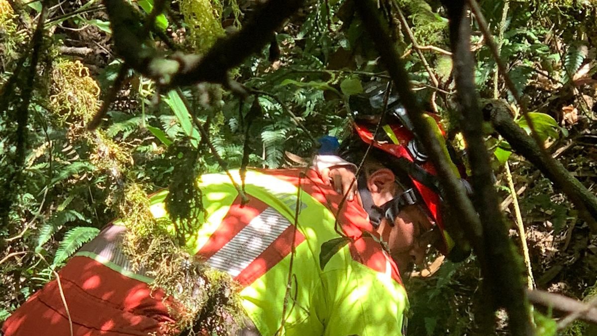 Personal de Bomberos rescató a dos niños que cayeron a una quebrada en el puente 2, Valle de Los Chillos