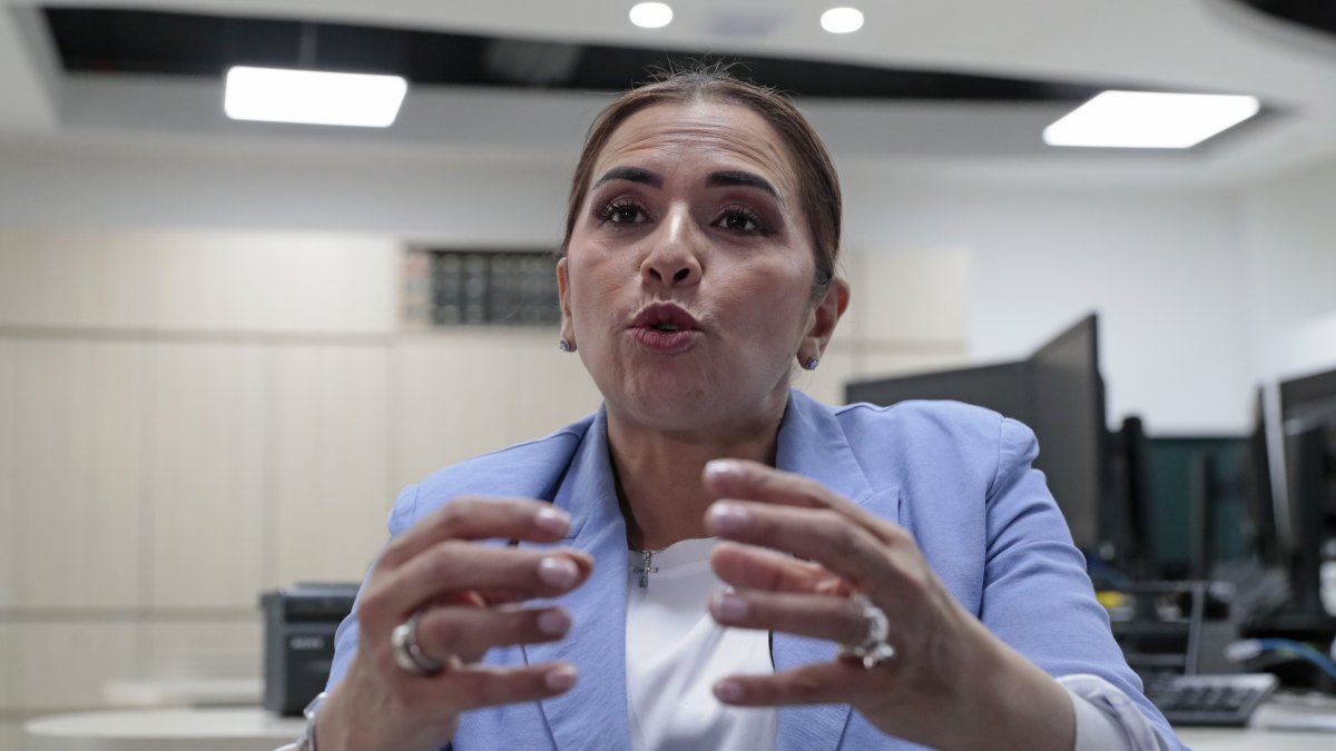 La gobernadora del Meta, Rafaela Cortés, habla durante una entrevista con EFE, el 24 de julio de 2024, en Bogotá (Colombia).