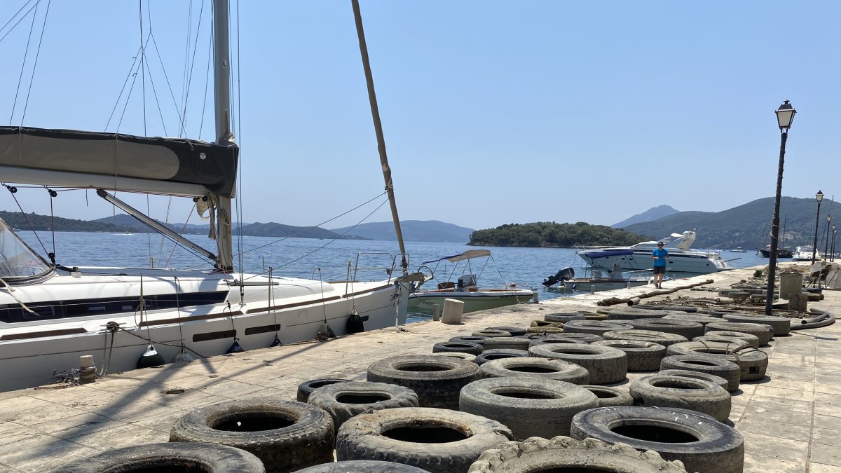 Decenas de neumáticos, botellas, tubos y otros residuos plásticos que recuperó la ONG Aegean Rebreath del fondo marino del puerto de Perigiali, situado en la isla griega de Lefkada.