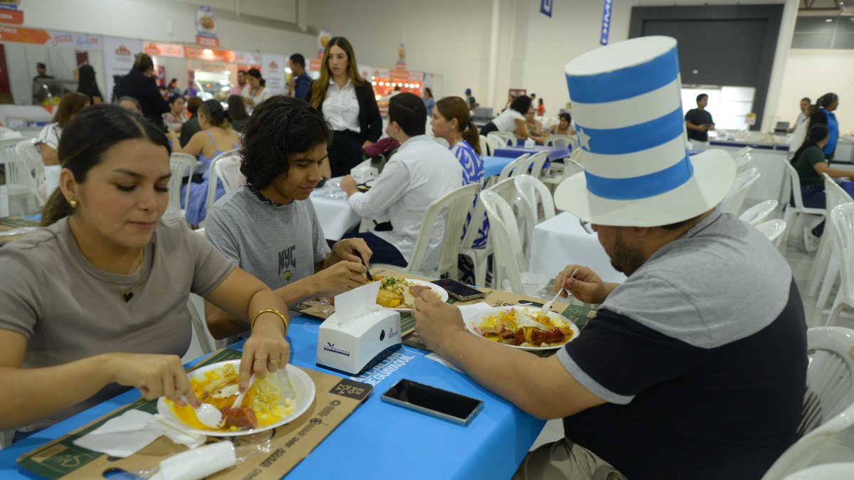 Gastronomía. Apenas se inauguró la feria este jueves 25, los visitantes acudieron a las huecas.