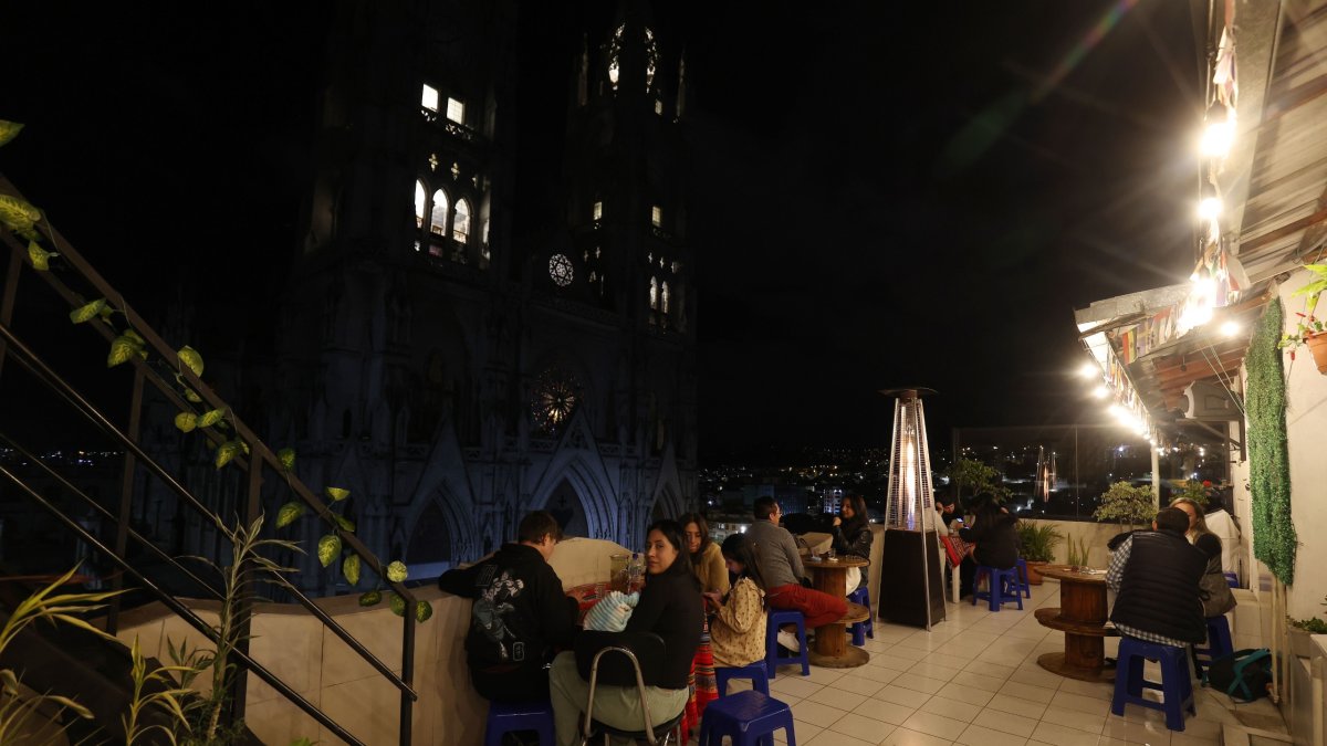 Tomar un canelazo o compartir con amigos mientras se observa la Basílica.