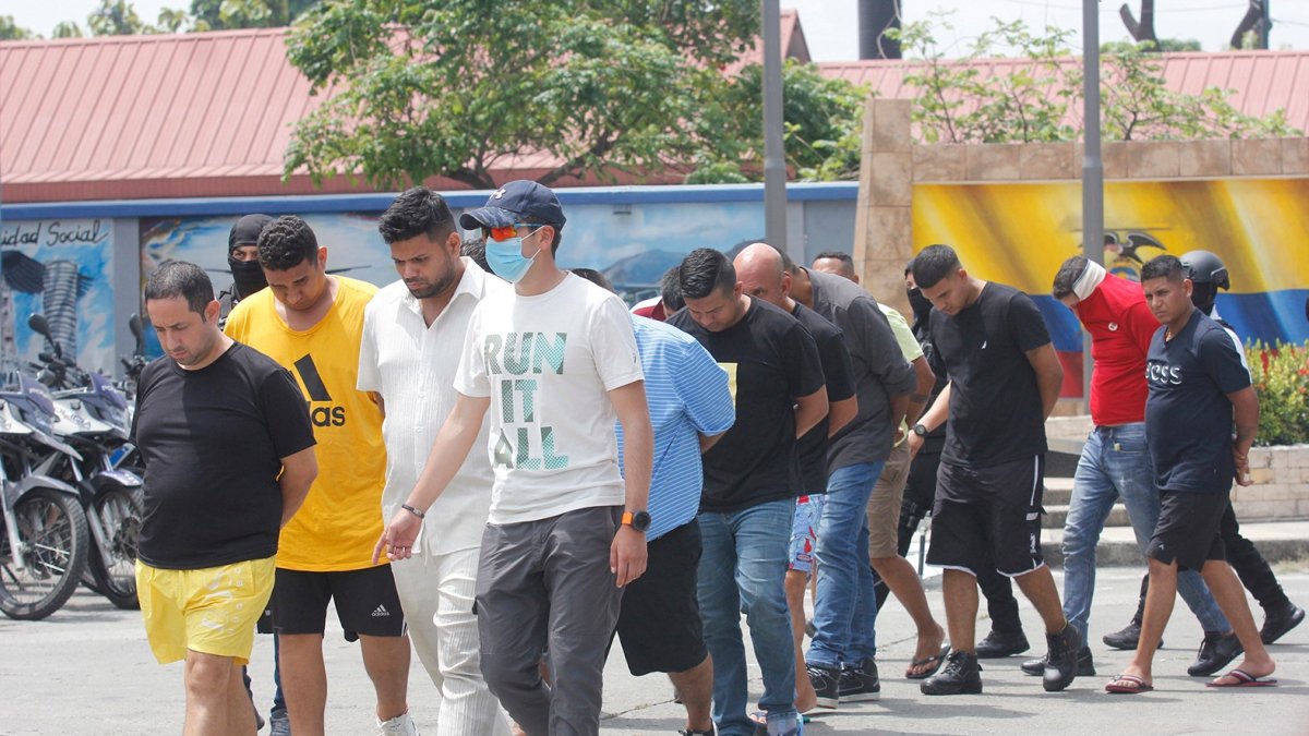 En la finca estaban más de 200 personas, entre ellas, presuntos miembros y líderes de grupos de delincuencia organizada.