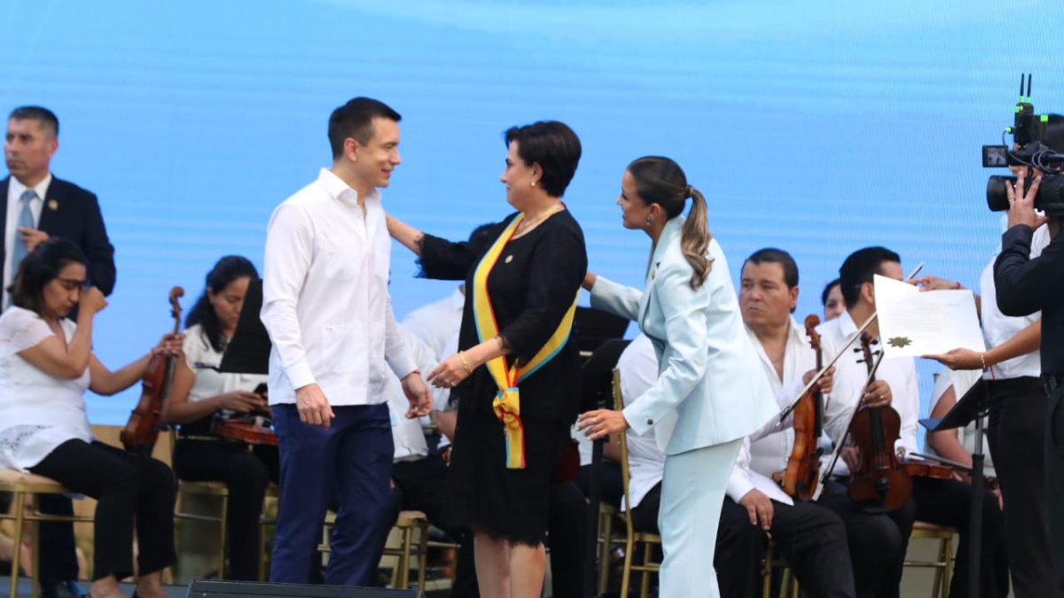 Daniel Noboa entregando condecoración a Gabriela Sommerfeld.