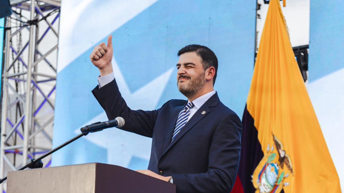 Aquiles Álvarez al finalizar su discurso.