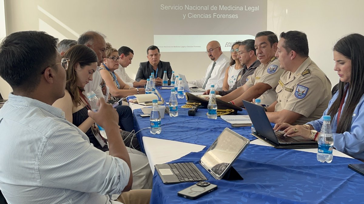 Reunión. En la mesa técnica participaron las dos máximas autoridades del Servicio Nacional de Medicina Legal, así como de los organismos de la Policía Nacional.