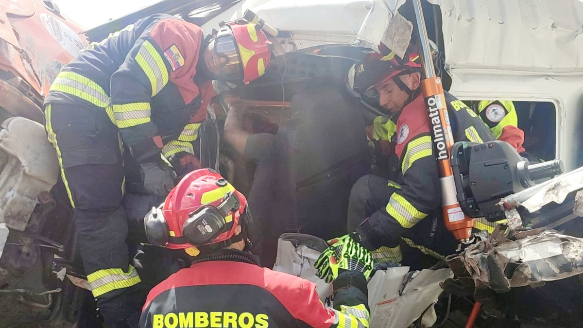 Personal del Cuerpo de Bomberos del Distrito Metropolitano de Quito acudió a atender la emergencia en la Ruta Viva.