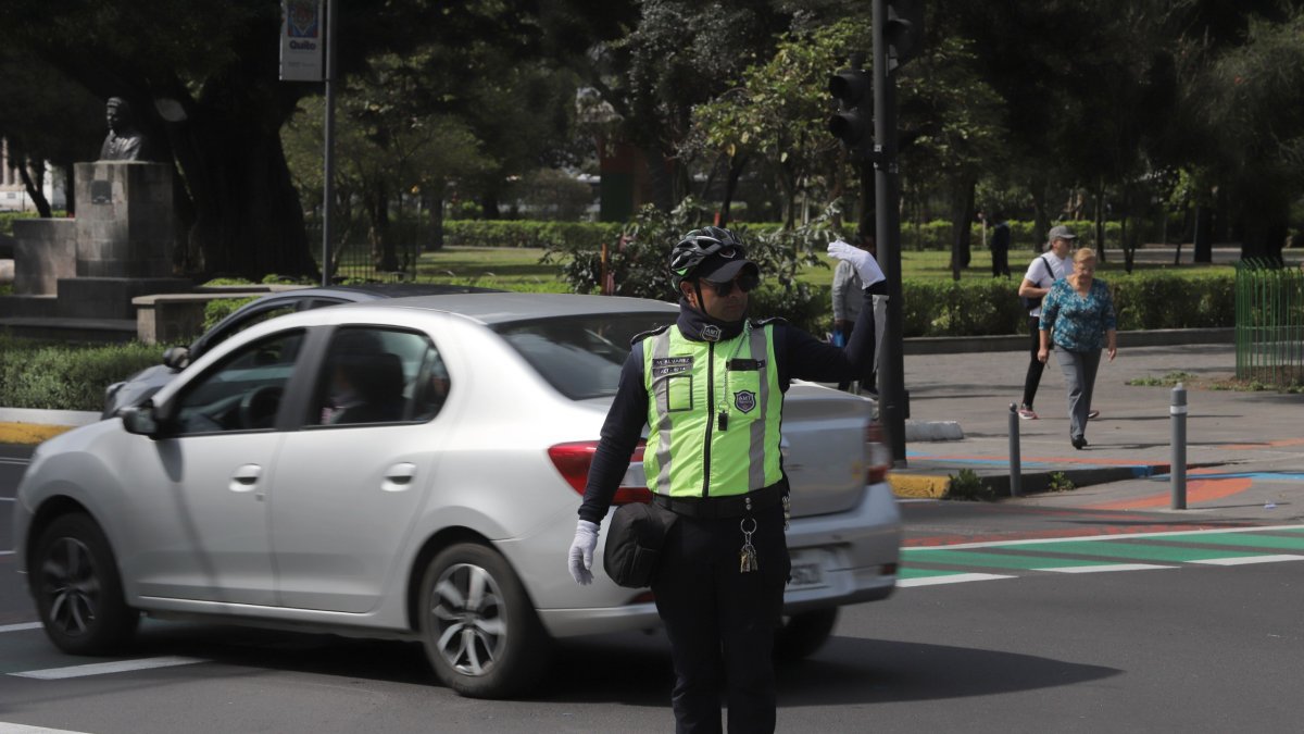 Los agentes de tránsito realizan el control a los autos que circulan por Quito