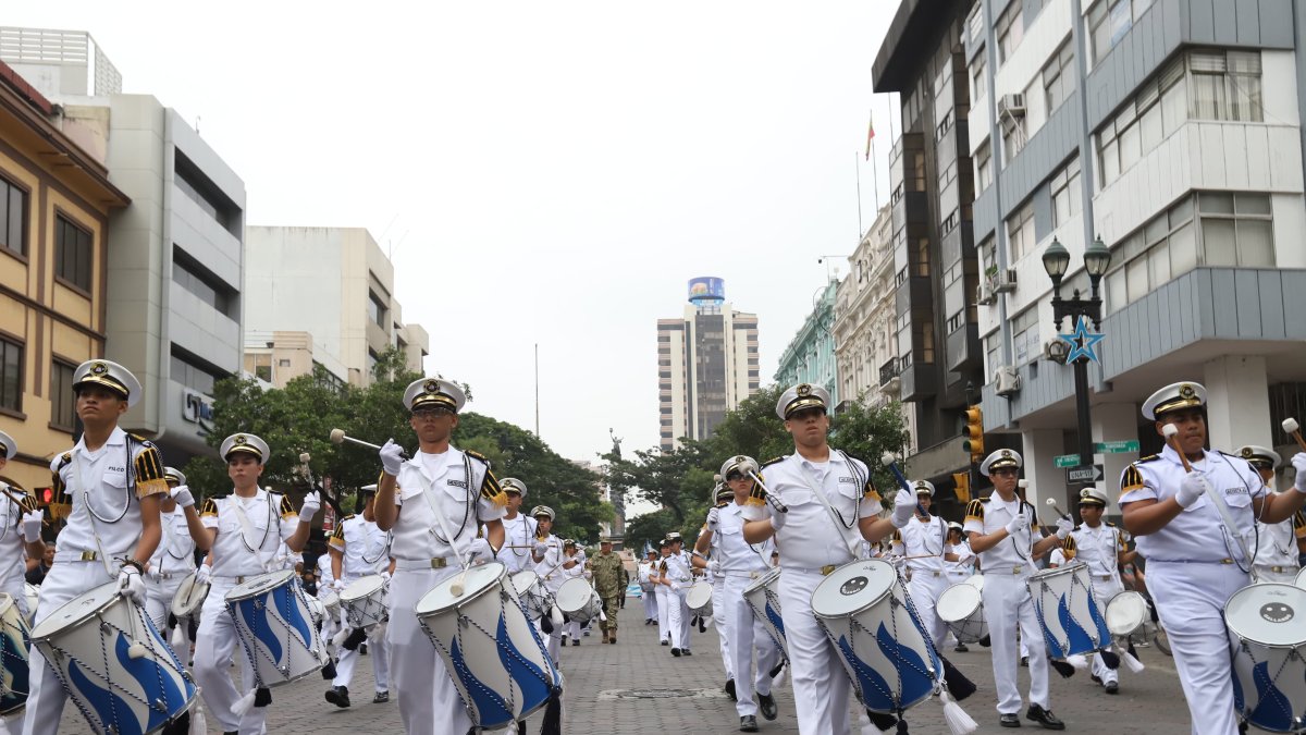El desfile cívico estudiantil recorrió las calles del centro de Guayaquil.