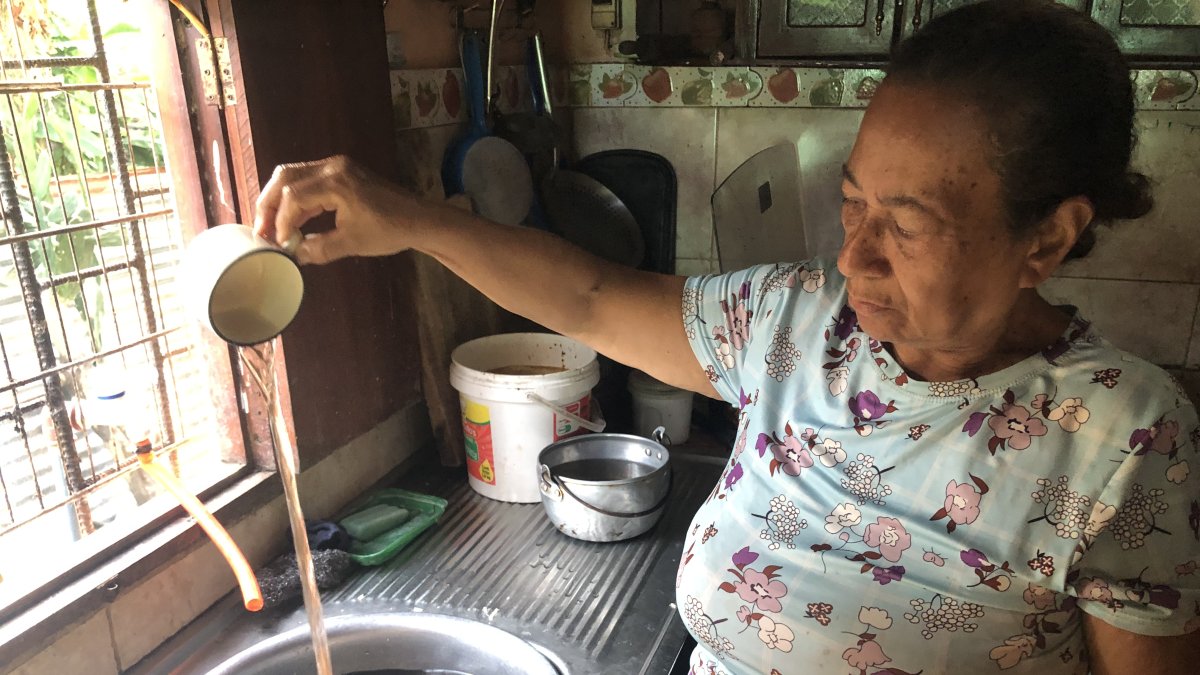 Situación. El líquido completamente negro llegó a las casa por las nuevas tuberías instaladas en la zona.