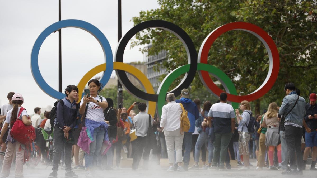 El público empezó a ocupar con dos horas de antelación, y bajo lluvia, las gradas del estadio levantado en el Trocadero.