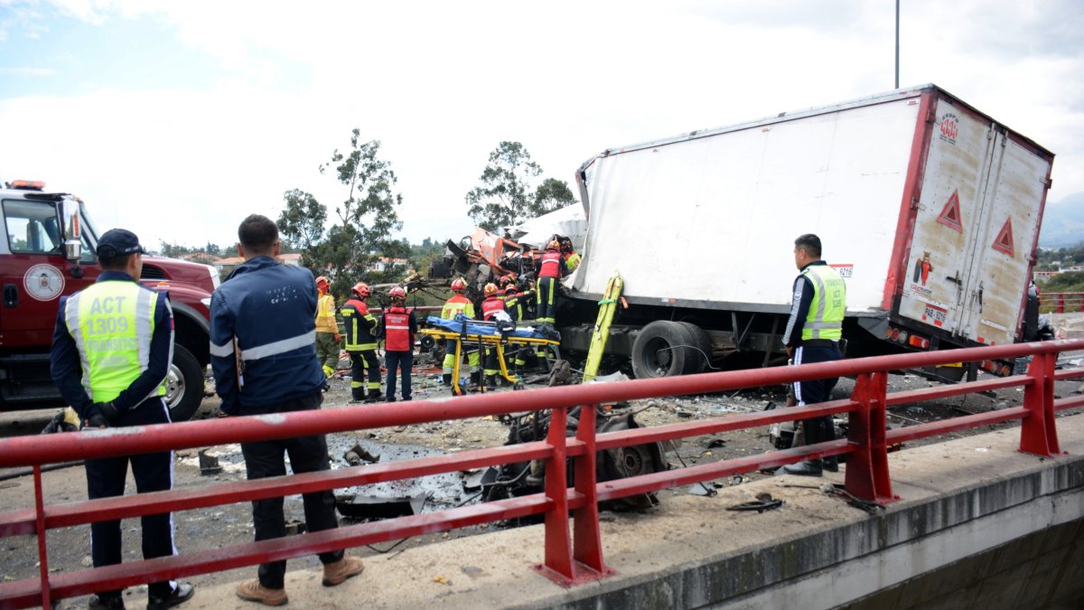 Los dos camiones que se impactaron quedaron destruidos.