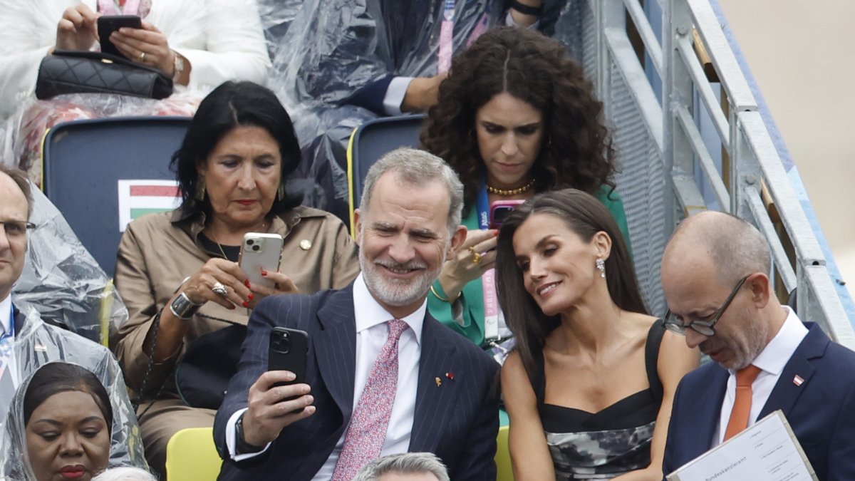 Los reyes Felipe VI y Letizia sonríen antes del inicio de la ceremonia de inauguración de los Juegos Olímpicos de París 2024, este viernes en la capital francesa.