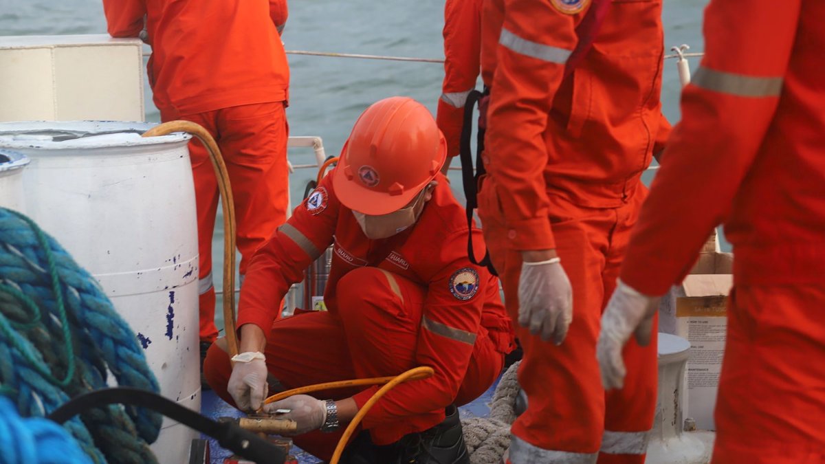 La Guardia Costera de Filipinas revisa las muestras de petróleo recogidas en el agua de mar en la provincia de Bataan, Filipinas