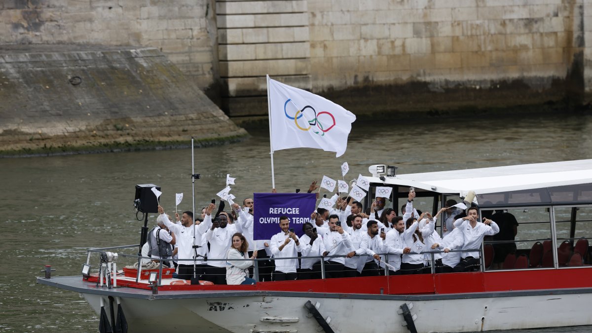 La selección de refugiados bajo la bandera de las olimpiadas desfilan por el río Sena, durante la ceremonia de inauguración de los Juegos Olímpicos de París 2024.