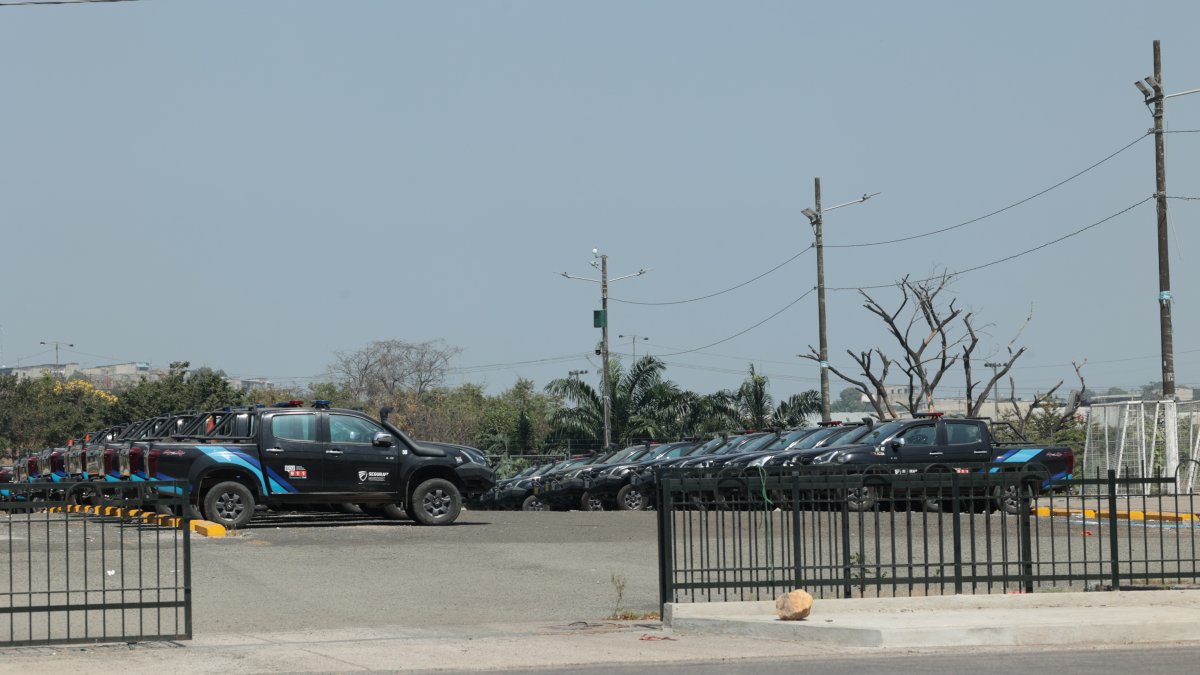 Flota de camionetas parqueada en área de Montebello. Desde inicios de julio, se dejaron de hacer los patrullajes 24/7.