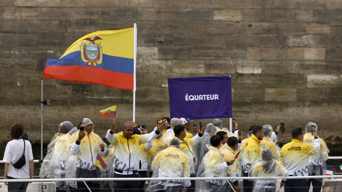 La delegación ecuatoriana desfilando en el río Sena, durante la inaguración.