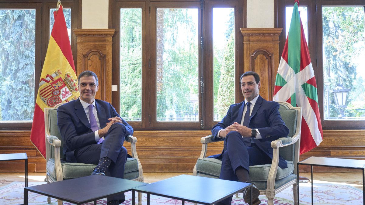 El presidente de Gobierno de España mantuvo un encuentro con lehendakari Imanol Pradales en el palacio de Ajuria.