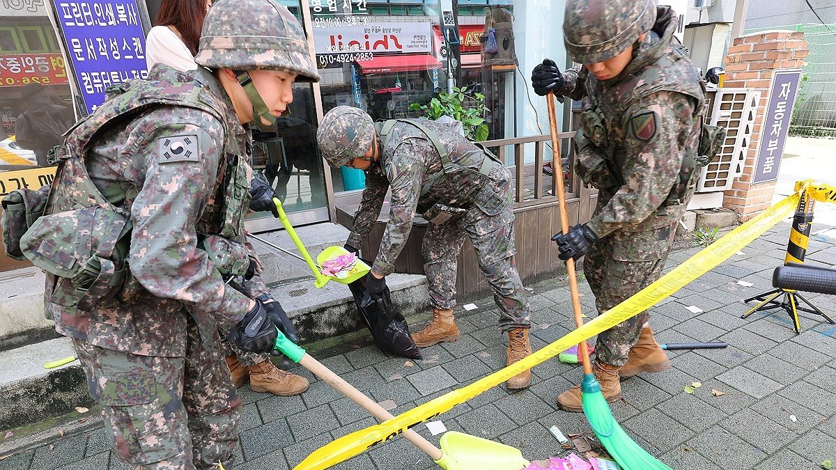 Soldados retiran los contenidos de un globo norcoreano que transportaba basura, el cual cayó en Incheon, al oeste de Seúl.