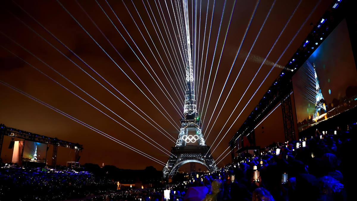 Los espectadores en el Trocadero ven un espectáculo de luces en la Torre Eiffel durante la ceremonia de apertura de los Juegos Olímpicos de París 2024, en París, Francia, el 26 de julio de 2024.
