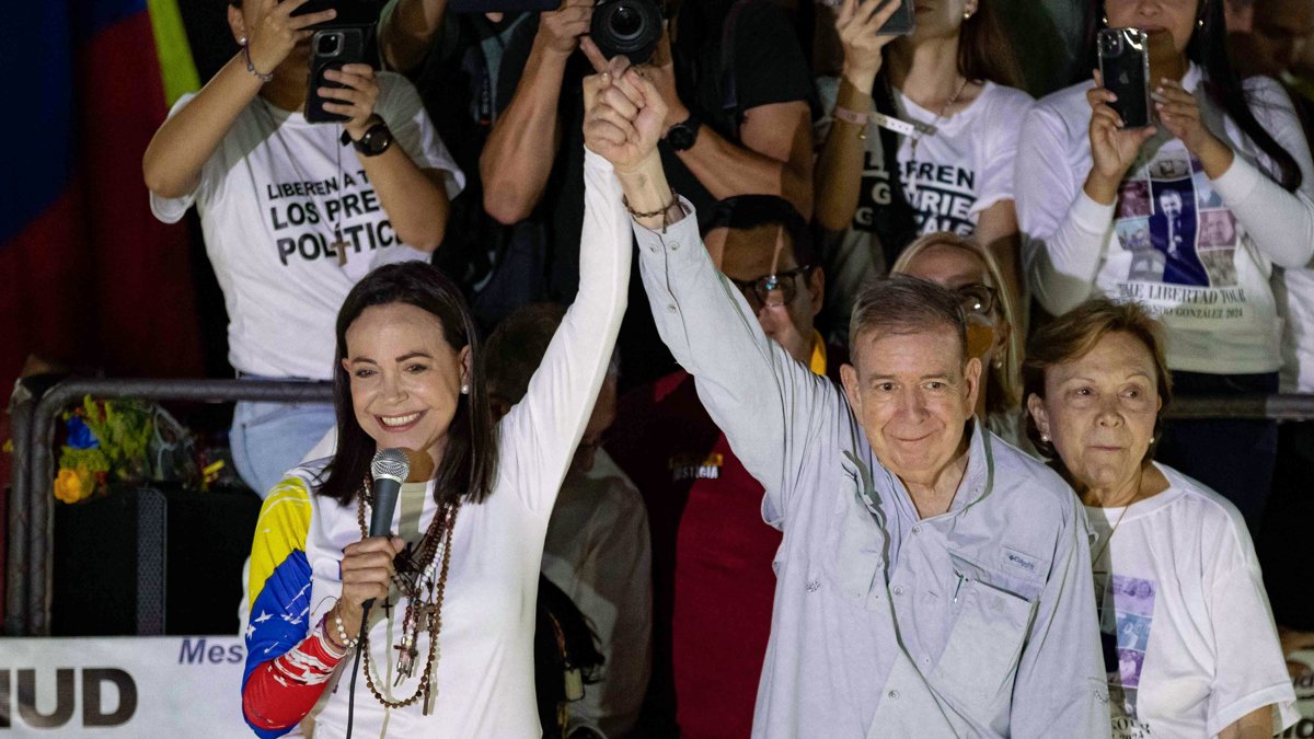 La líder opositora venezolana, María Corina Machado (i), y el candidato a la presidencia de Venezuela, Edmundo González Urrutia (c).