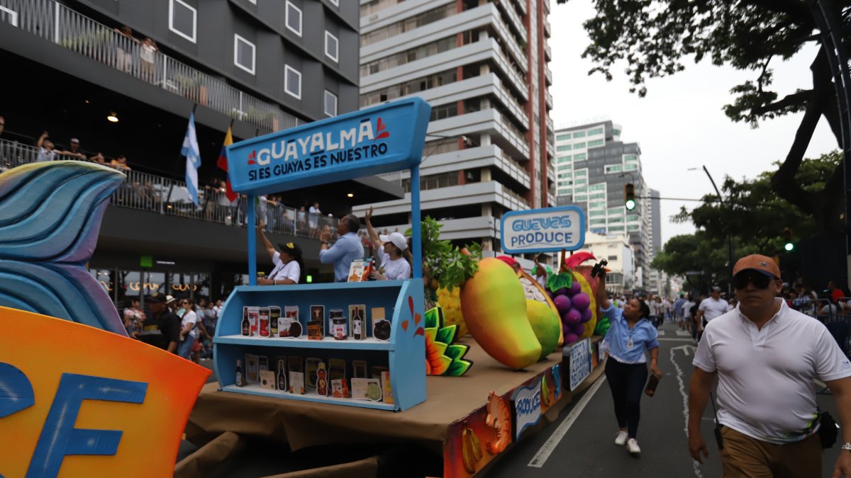 La tarde de ayer, las familias disfrutaron de las carrozas que se desplazaron por la avenida Malecón, desde los balcones y veredas fueron testigos del desfile.