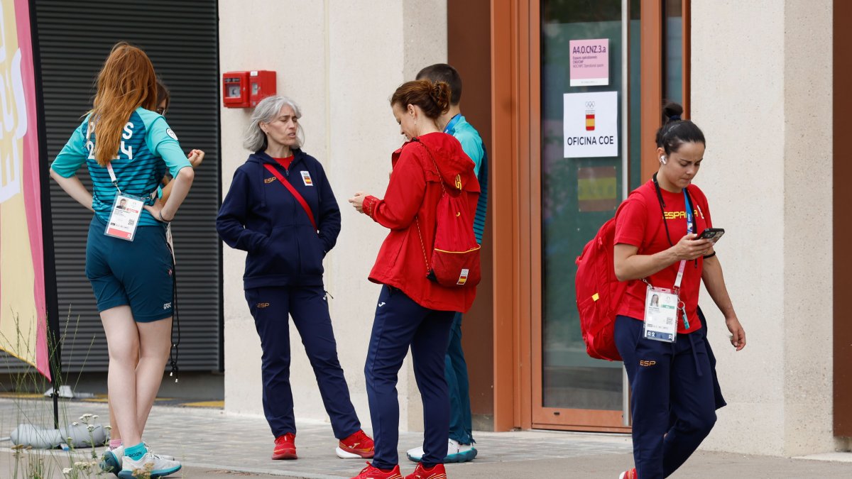 Deportistas españoles fuera del edificio asignado en la Villa.