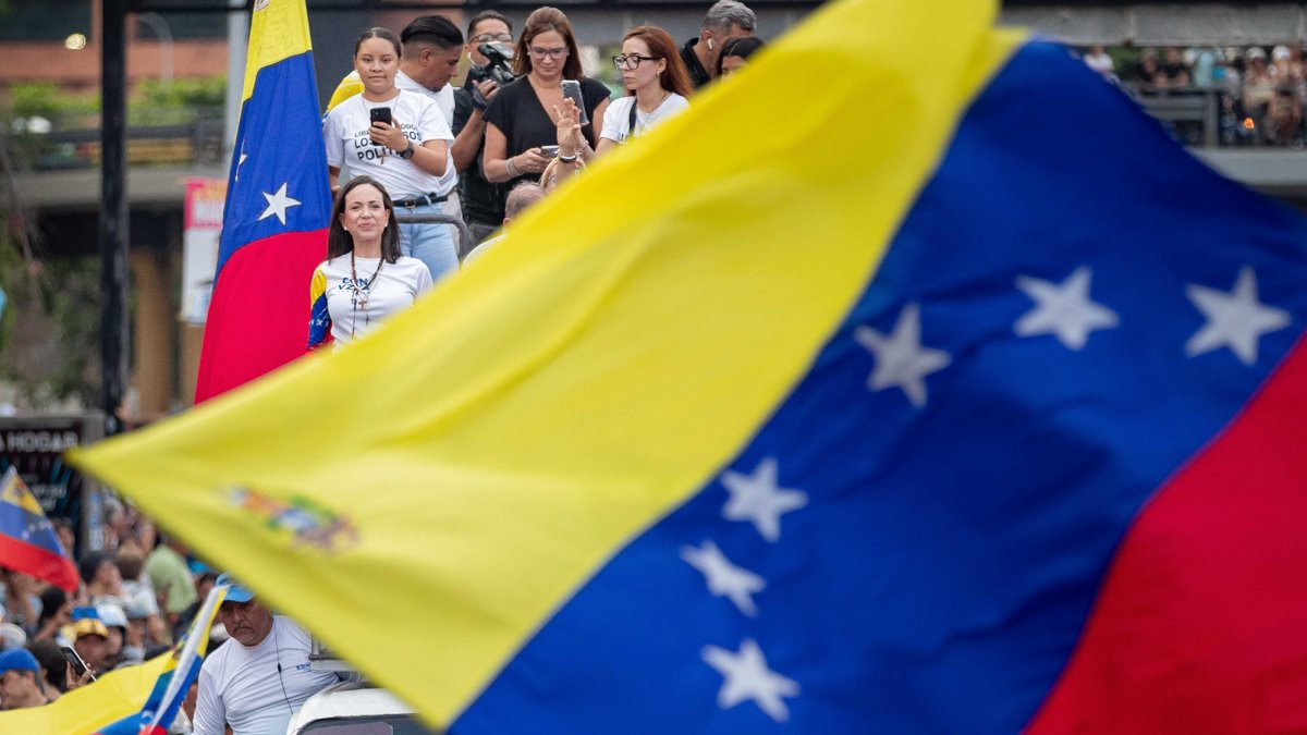 La líder opositora venezolana, María Corina Machado (i), participa en el cierre de campaña del candidato a la presidencia de Venezuela, Edmundo González Urrutia.