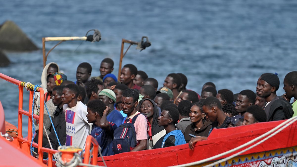 En la isla de El Hierro, a un cayuco con 116 personas a bordo, procedentes de Senegal, Gambia, Guinea Conakry y Mali, que aseguran haber salido de Dakar hace una semana.