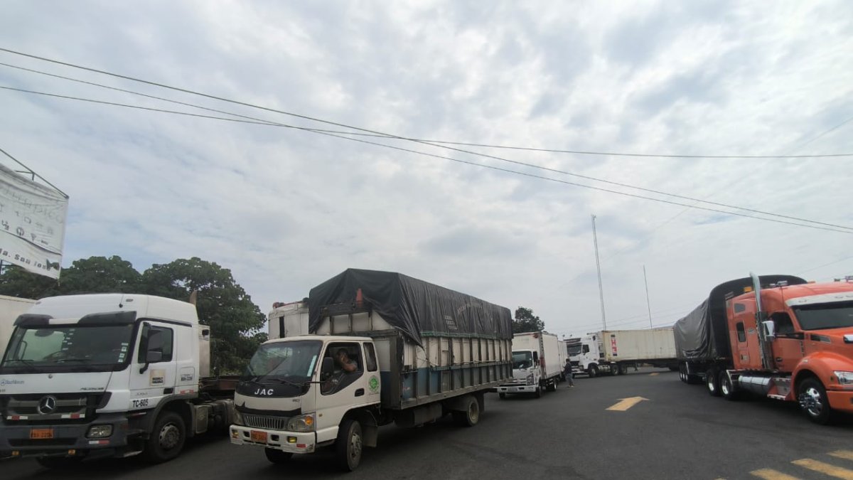 Precaución. Los transportistas coordinan ahora los viajes que harán para ir acompañados en la carretera.
