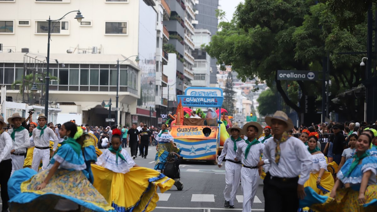 El desfile recorrió la avenida Malecón, desde Juan Montalvo hasta Colón, la tarde de este viernes 26 de julio.