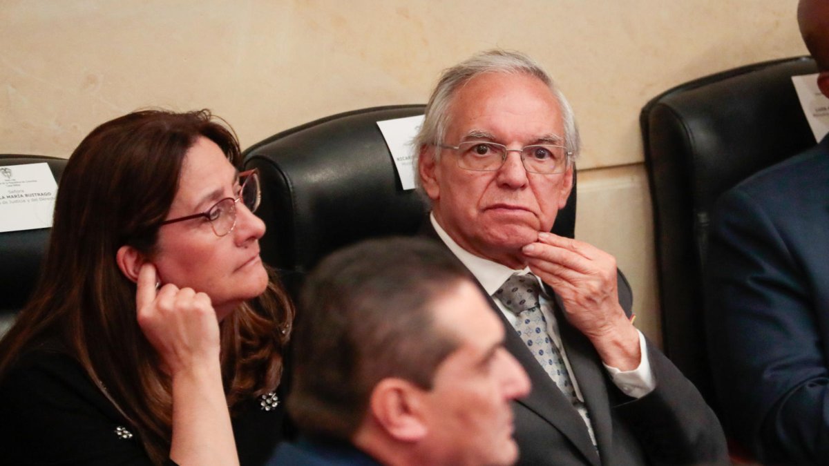 Ricardo Bonilla, ministro de Hacienda de Colombia, es investigado por presuntas irregularidades.