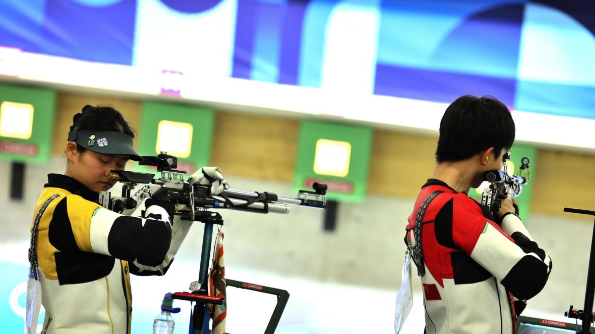 Los chinos Yuting Huang y Lihao Sheng ganaron la primera medalla de oro de los Juegos Olímpicos de París 2024 en la final de la competición de rifle de aire 10 metros por equipos mixtos este sábado.
