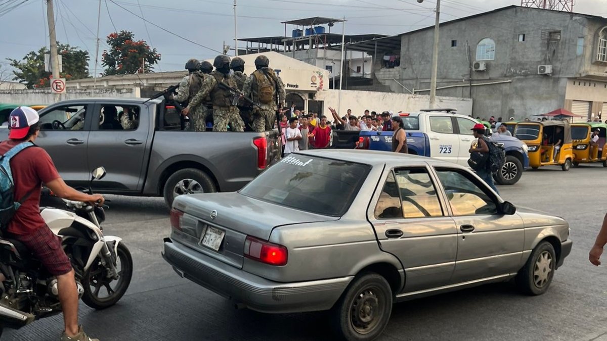 Militares acudieron a los exteriores del retén de la CTE luego del atentado, la tarde del jueves 26 de julio.