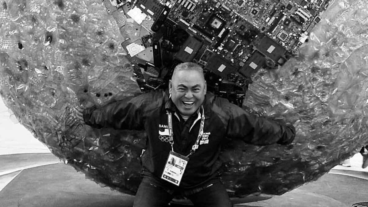 Lionel Elika Fatupaito, reconocido entrenador de boxeo samoano.