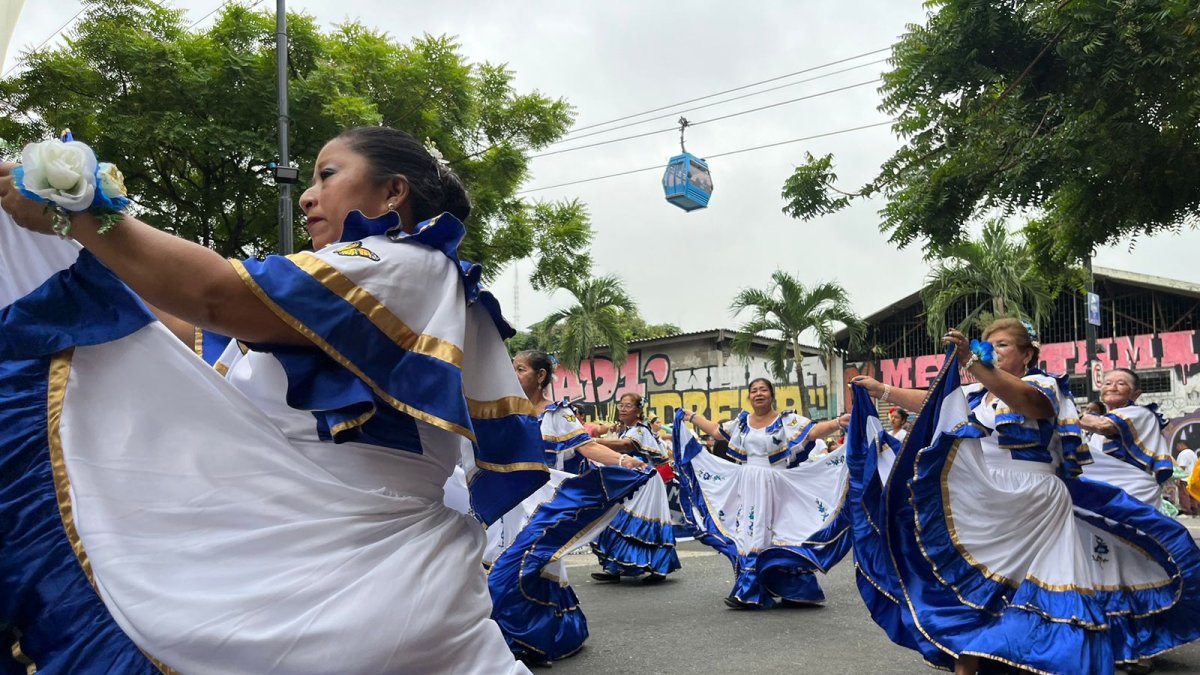 La calle Panamá fue escenario de un desfile cívico en homenaje a los 489 años del proceso fundacional de Guayaquil, la mañana de este sábado 27 de julio.